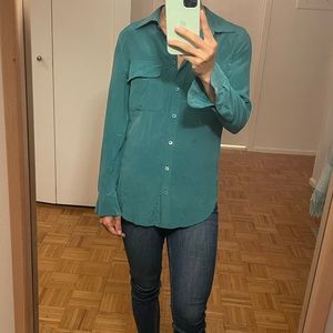 Equipment emerald silk shirt